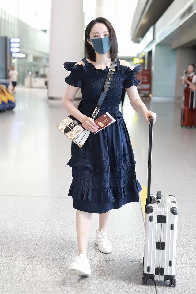 密码白鞋与黑裙的梦幻碰撞AG真人网解锁冬日时尚(图5)