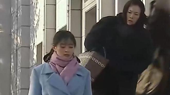 8年后遍体鳞伤逃回家惨状令家人心疼落泪AG真人游戏平台16岁少女和大叔私奔(图5)