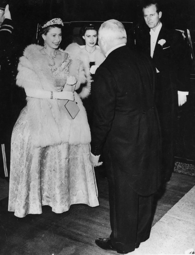 反手祭出女王最爱珠宝——190克拉传世耳环AG真人国际游戏卡米拉祖母绿冠冕刚亮相凯特(图1)