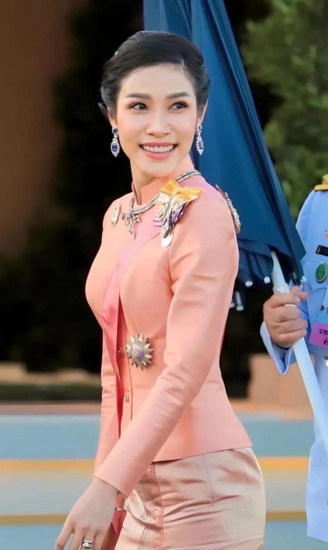 型访华诗妮娜重回泰王室舞台！AG真人国际游戏苏提达八套造(图2)