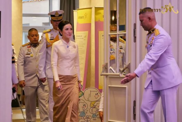 型访华诗妮娜重回泰王室舞台！AG真人国际游戏苏提达八套造(图4)