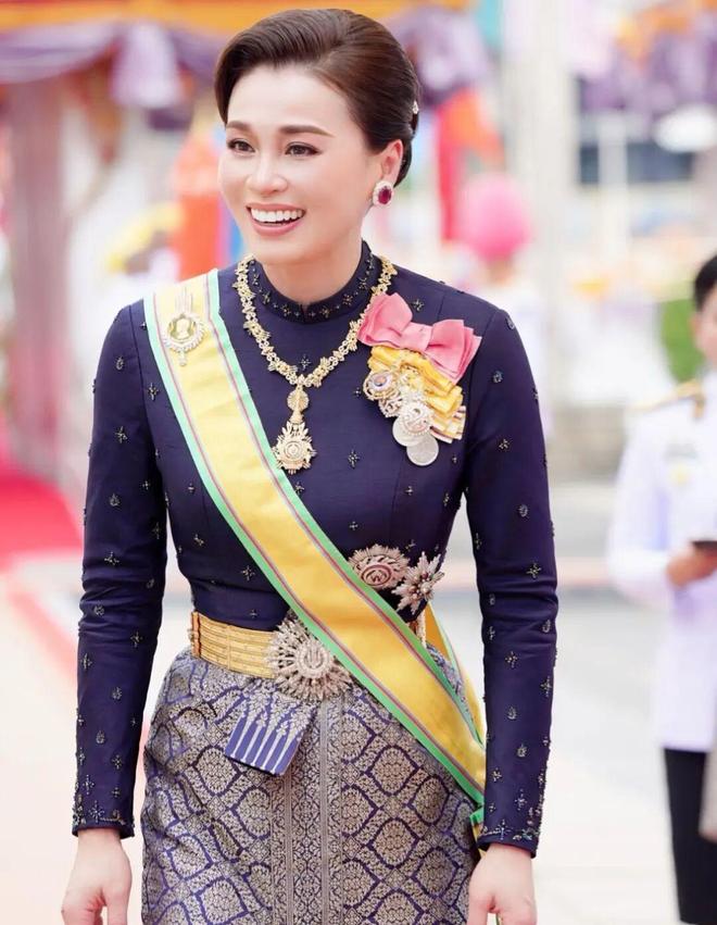 型访华诗妮娜重回泰王室舞台！AG真人国际游戏苏提达八套造(图8)