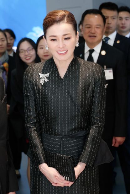 型访华诗妮娜重回泰王室舞台！AG真人国际游戏苏提达八套造(图6)