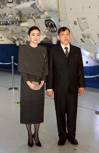 型访华诗妮娜重回泰王室舞台！AG真人国际游戏苏提达八套造(图11)