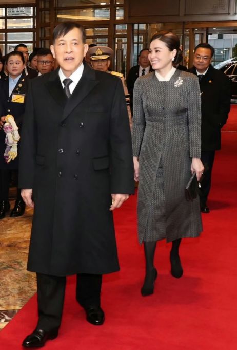 型访华诗妮娜重回泰王室舞台！AG真人国际游戏苏提达八套造(图17)