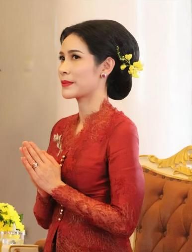 型访华诗妮娜重回泰王室舞台！AG真人国际游戏苏提达八套造(图22)