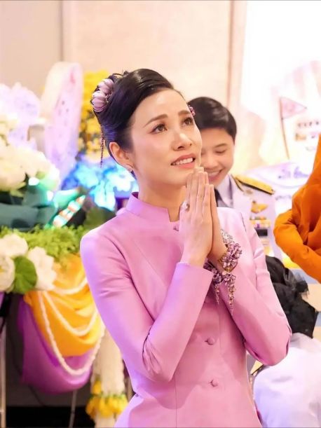 型访华诗妮娜重回泰王室舞台！AG真人国际游戏苏提达八套造(图25)