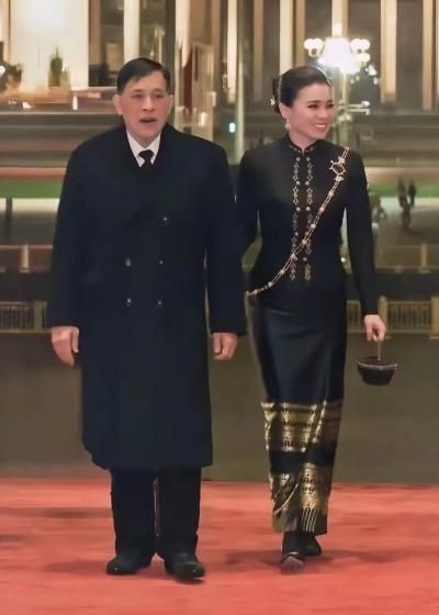 型访华诗妮娜重回泰王室舞台！AG真人国际游戏苏提达八套造(图16)