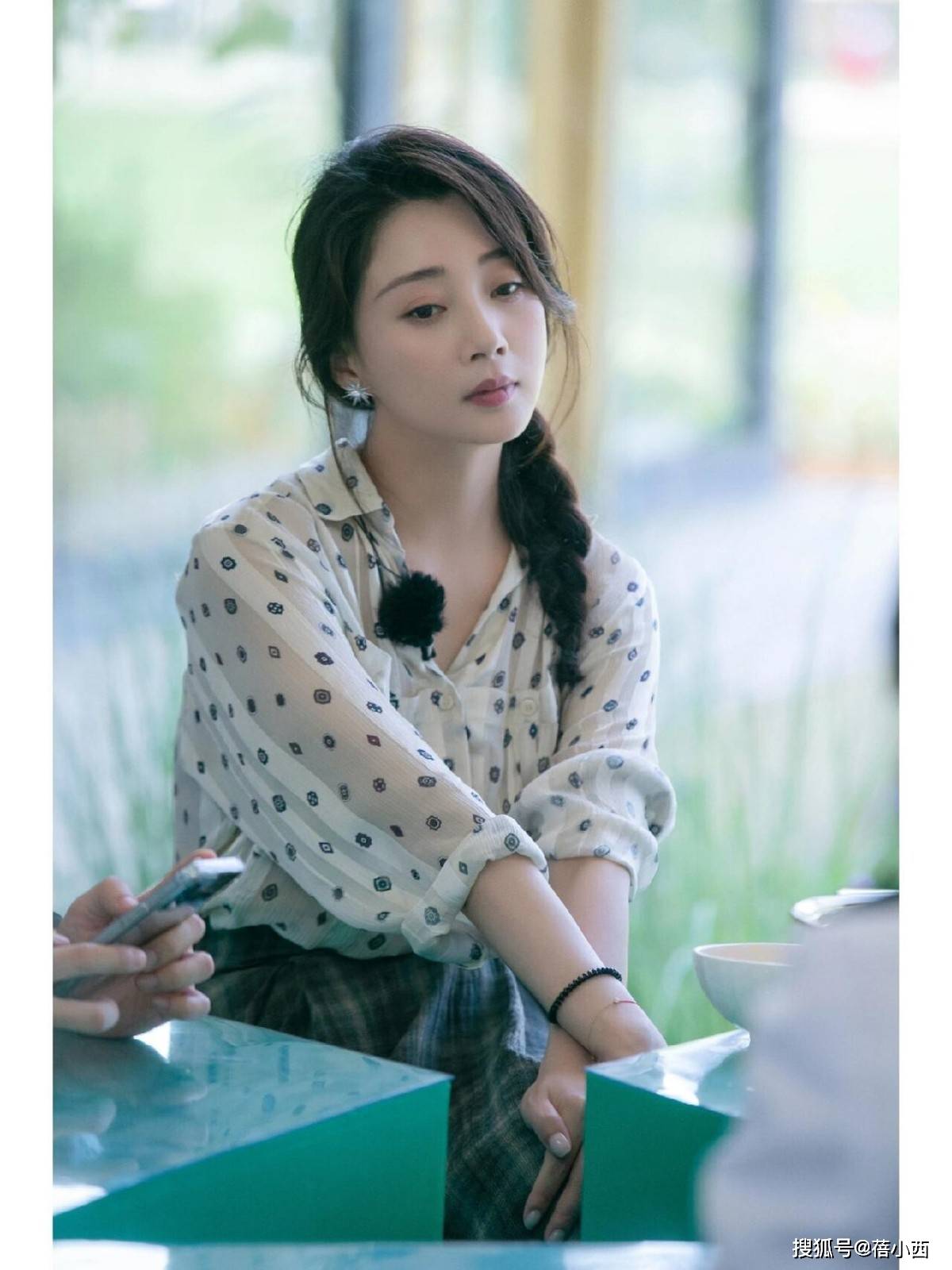 到！很值得中年女性借鉴时尚、优雅还减龄AG真人国际厅被45岁殷桃的穿搭惊艳(图1)