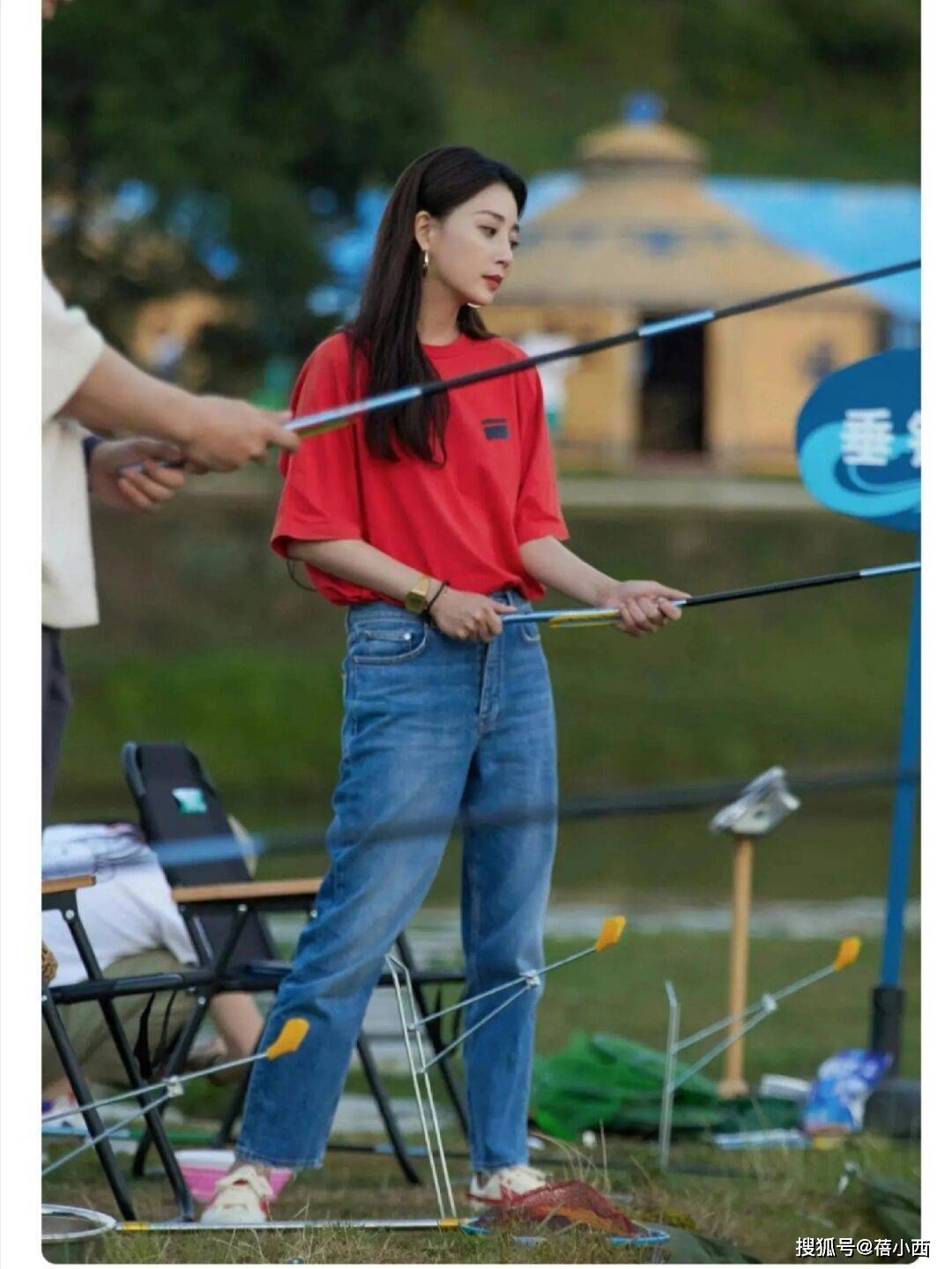 到！很值得中年女性借鉴时尚、优雅还减龄AG真人国际厅被45岁殷桃的穿搭惊艳(图2)