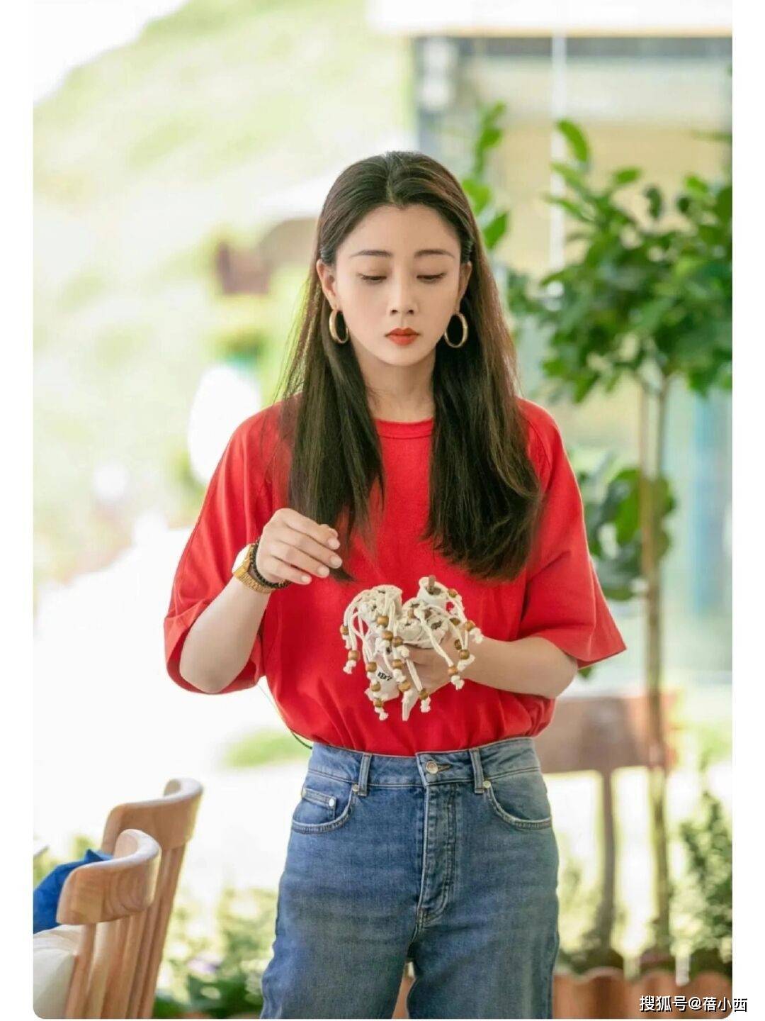 到！很值得中年女性借鉴时尚、优雅还减龄AG真人国际厅被45岁殷桃的穿搭惊艳(图4)