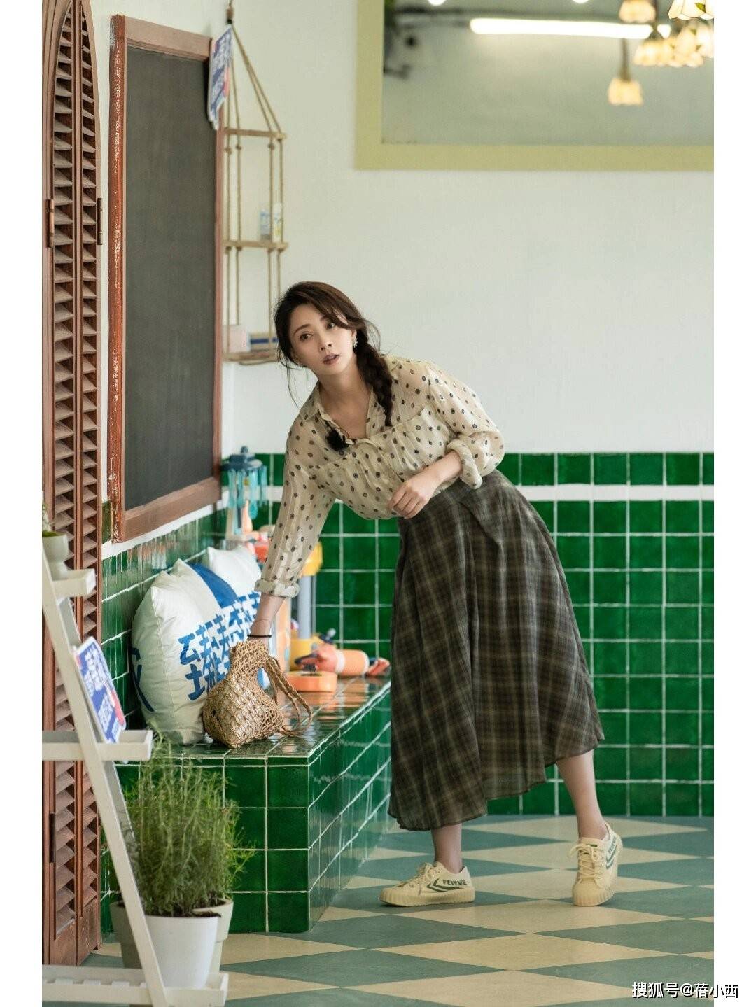 到！很值得中年女性借鉴时尚、优雅还减龄AG真人国际厅被45岁殷桃的穿搭惊艳(图5)