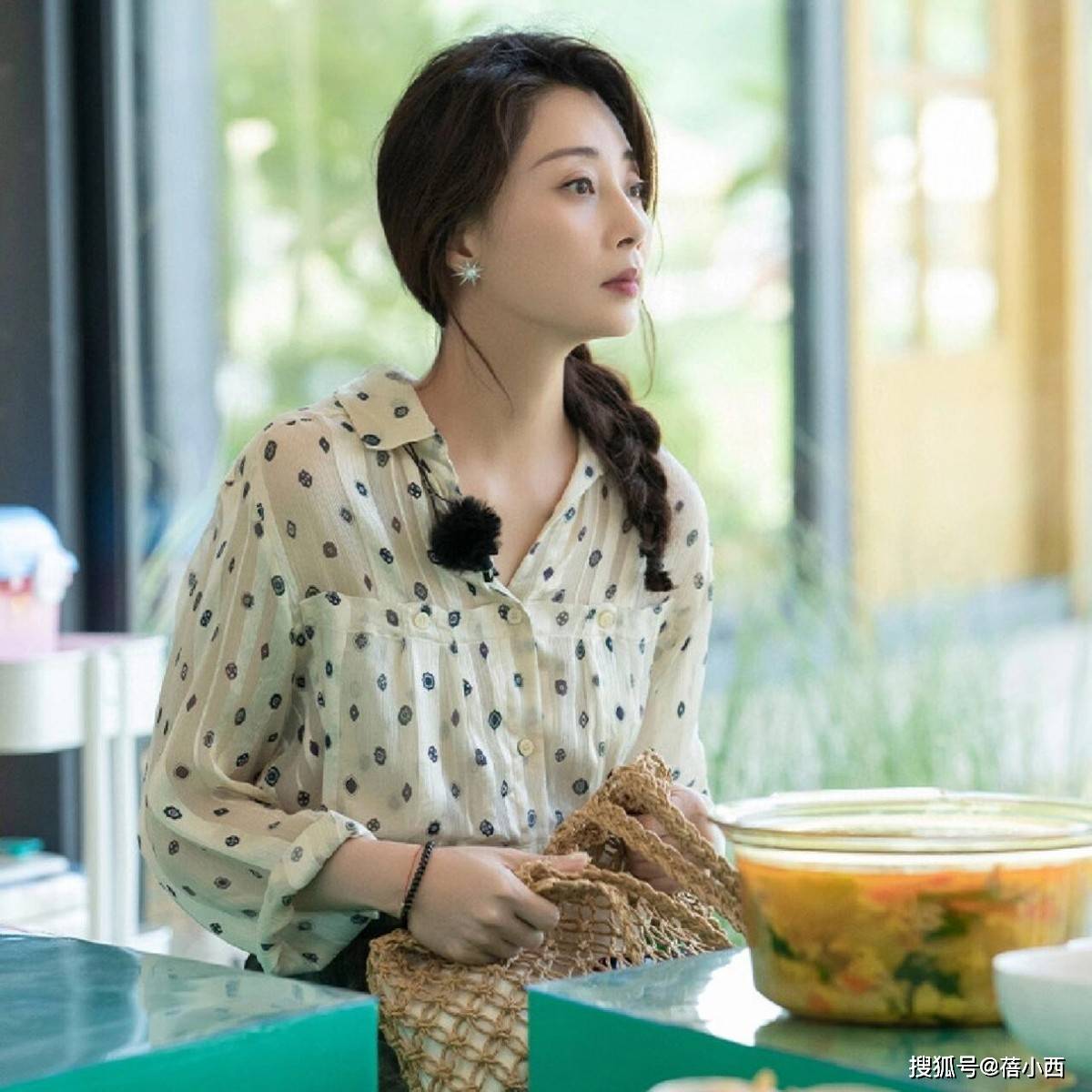 到！很值得中年女性借鉴时尚、优雅还减龄AG真人国际厅被45岁殷桃的穿搭惊艳(图6)