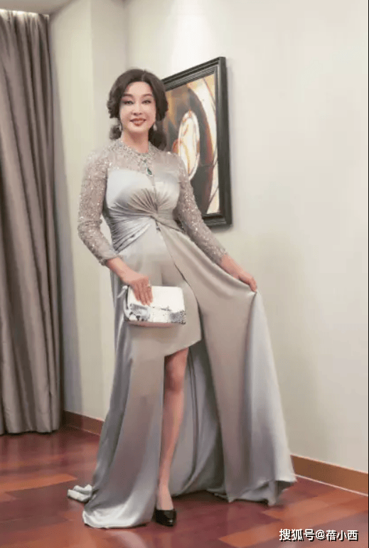 ！穿紧身晚礼服差点“撑爆”越老越迷人AG真人娱乐71岁刘晓庆身材真丰腴(图1)
