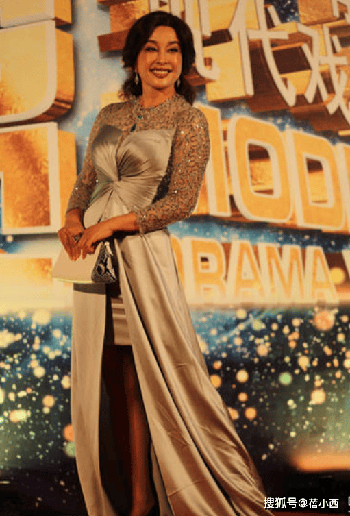 ！穿紧身晚礼服差点“撑爆”越老越迷人AG真人娱乐71岁刘晓庆身材真丰腴(图3)