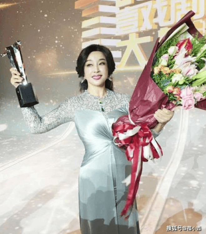 ！穿紧身晚礼服差点“撑爆”越老越迷人AG真人娱乐71岁刘晓庆身材真丰腴(图4)