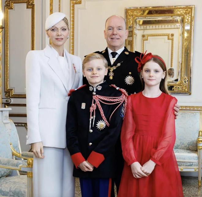 4年后再戴婚礼王冠竟有新寓意！AG真人澳门百家家乐夏琳王妃1(图1)