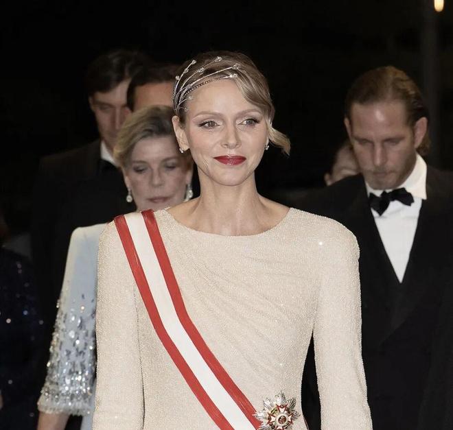 4年后再戴婚礼王冠竟有新寓意！AG真人澳门百家家乐夏琳王妃1(图12)