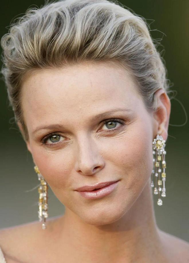 4年后再戴婚礼王冠竟有新寓意！AG真人澳门百家家乐夏琳王妃1(图14)