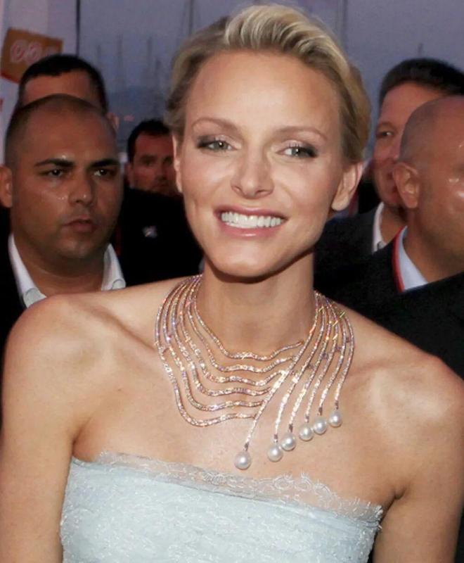 4年后再戴婚礼王冠竟有新寓意！AG真人澳门百家家乐夏琳王妃1(图17)