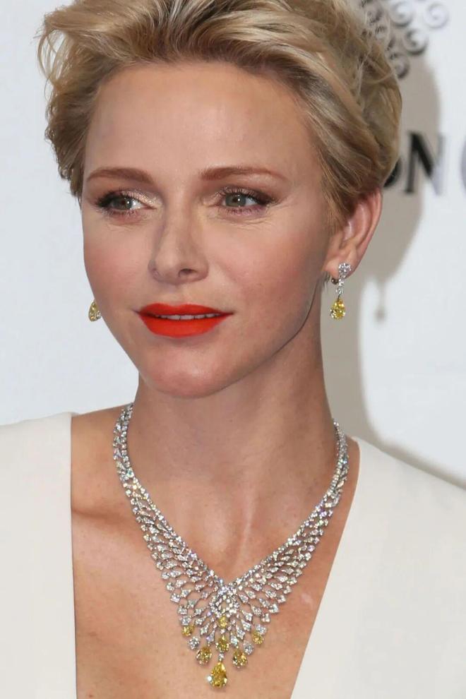 4年后再戴婚礼王冠竟有新寓意！AG真人澳门百家家乐夏琳王妃1(图20)