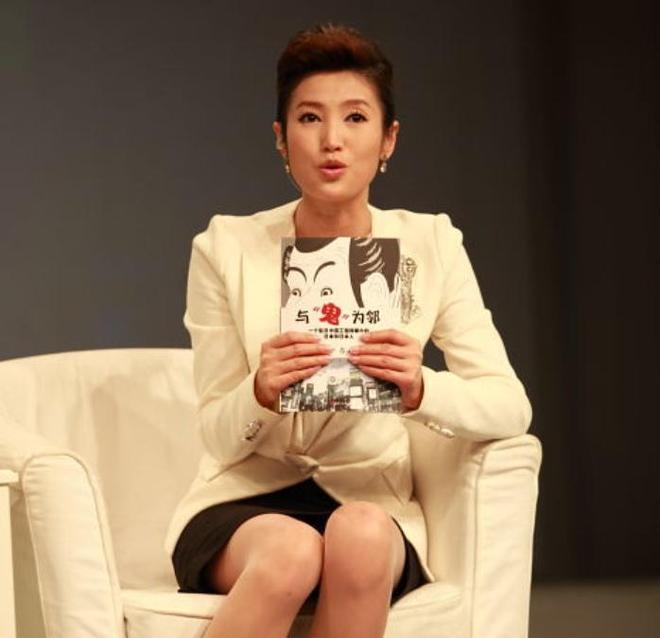 黑色短裙搭配米色修身西服尽显妩媚！AG真人中国徐春妮不愧是最靓主持人(图3)