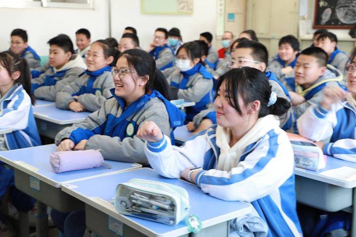 选平价百元单品时髦不超支AG真人试玩平台学生穿搭(图1)