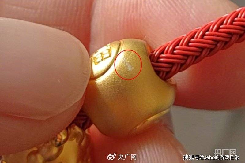 测翻车！含铁银钯纯度差超35%？AG真人国际厅周生生足金挂坠实(图2)