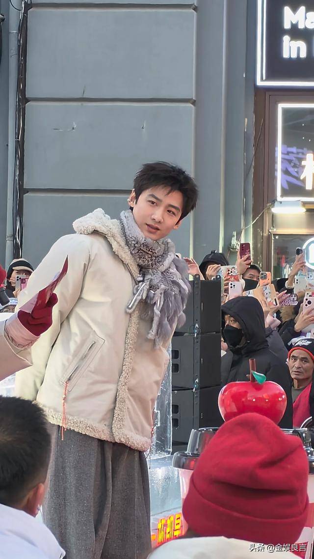 生图下有皱纹脸宽腮大锡纸烫戴耳钉像男模A