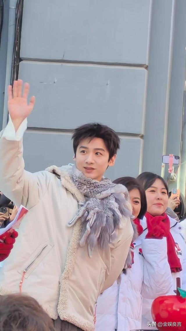 生图下有皱纹脸宽腮大锡纸烫戴耳钉像男模AG真人百家家乐平台白敬亭现身黑龙江(图2)