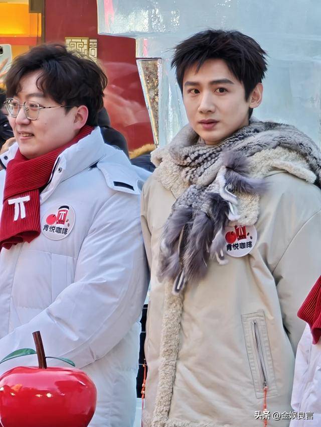 生图下有皱纹脸宽腮大锡纸烫戴耳钉像男模AG真人百家家乐平台白敬亭现身黑龙江(图3)