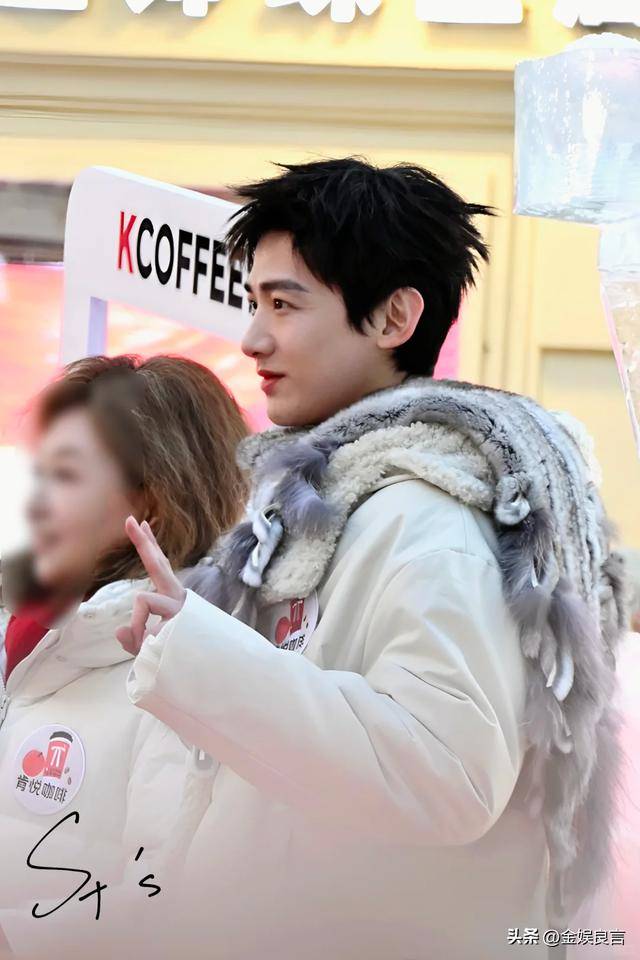 生图下有皱纹脸宽腮大锡纸烫戴耳钉像男模AG真人百家家乐平台白敬亭现身黑龙江(图4)