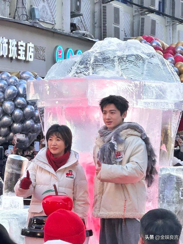 生图下有皱纹脸宽腮大锡纸烫戴耳钉像男模AG真人百家家乐平台白敬亭现身黑龙江(图7)