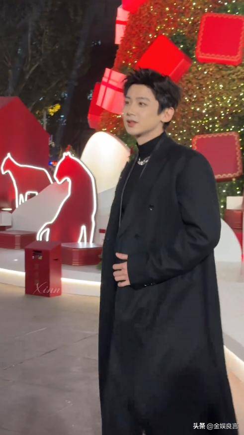 生图下有皱纹脸宽腮大锡纸烫戴耳钉像男模AG真人百家家乐平台白敬亭现身黑龙江(图9)