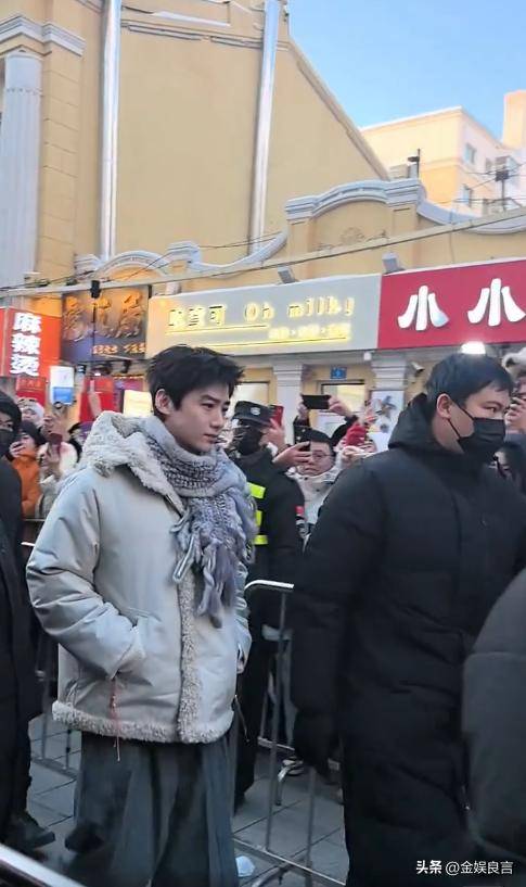 生图下有皱纹脸宽腮大锡纸烫戴耳钉像男模AG真人百家家乐平台白敬亭现身黑龙江(图10)