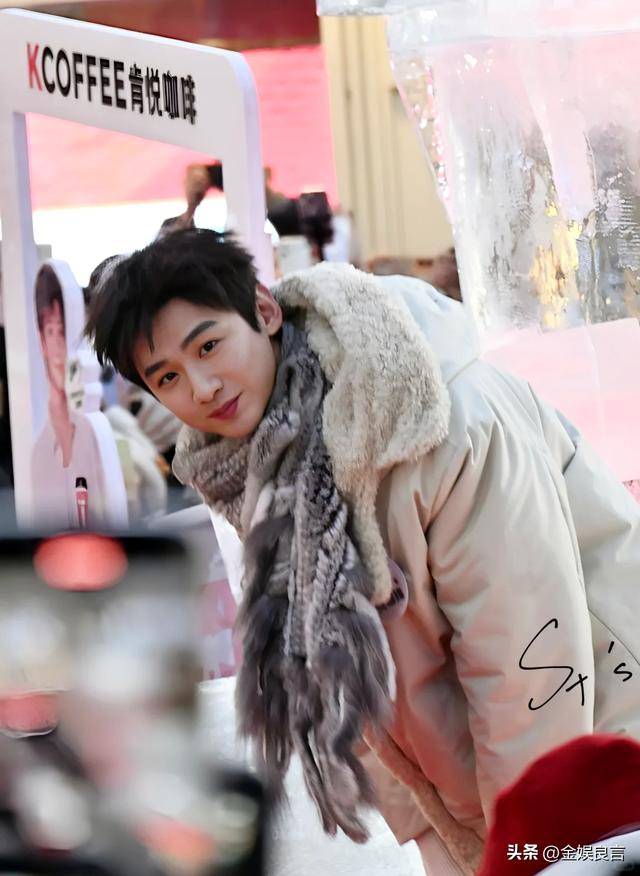 生图下有皱纹脸宽腮大锡纸烫戴耳钉像男模AG真人百家家乐平台白敬亭现身黑龙江(图11)