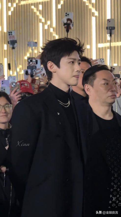 生图下有皱纹脸宽腮大锡纸烫戴耳钉像男模AG真人百家家乐平台白敬亭现身黑龙江(图12)