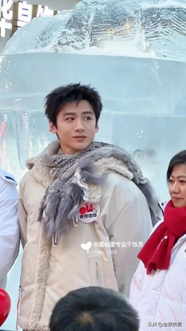 生图下有皱纹脸宽腮大锡纸烫戴耳钉像男模AG真人百家家乐平台白敬亭现身黑龙江(图13)