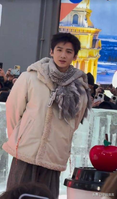 生图下有皱纹脸宽腮大锡纸烫戴耳钉像男模AG真人百家家乐平台白敬亭现身黑龙江(图15)